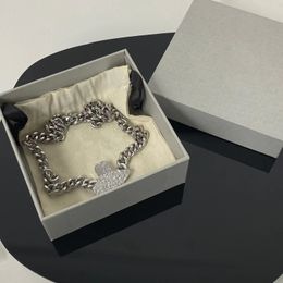 Designer halsband kvinnor nya designer smycken berömd tunn kedja hänge choker ljus vikt halsband 7 stilar bokstav tryckt smycken lyxmärke halsband