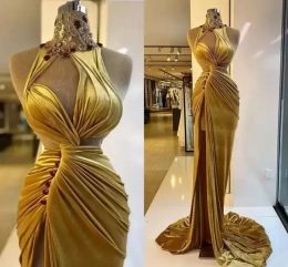 Gold Veet Prom -klänningar Elegant Ruched Long Sweep Train Mermaid Evening Party Gowns Side Slit High Neck Crystals Beading ärmlös arabisk mantel DE Custom BC14502