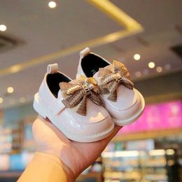 First Walkers 2023 baby girl princess shoes toddler non-slip flat soft soles leather shoes rubber crib beautiful butterfly-knot baby 240315
