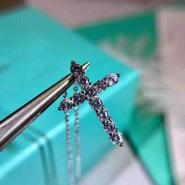 Designer New Micro Inlaid Diamond Necklace Tiffay och Co Cross Halsband Kvinnliga sommarklavikelkedja Live Broadcast Jewelry