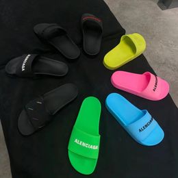Sandálias, chinelos, slides letras clássicas masculinas preto, branco, preto e branco combinando com chinelos femininos e masculinos, sandálias, sandálias 5A+ 52502