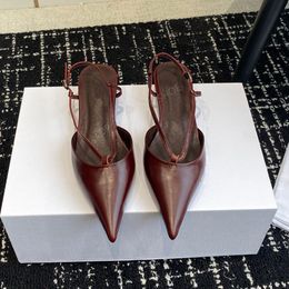 Estilo simples de alta qualidade sandálias de dedos pontiagudos com fivela de couro sapatos de salto baixo sandálias de salto de designer de luxo para calçados de fábrica femininos