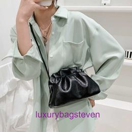 Designer Bottgss Ventss Pouch Tote bags for women online store 2024 New Internet celebrity bag pleated single shoulder crossbody With Real Logo J6E1