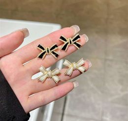 2024 Vintage bow earrings Stud Earrings Korean Fashion Jewellery Design Imitation Pearl Bow Sweet And Cute Girl No Pierced Ear Clip Wholesale New Year's party earrings