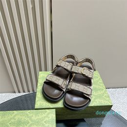 Designer-Sandalen, Hausschuhe, Sommer-Flats, sexy Plateauschuhe aus echtem Leder, Damen, Strand, mühelos, stilvoll, 2 Riemen mit angepassten goldenen Schnallen für Damen