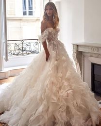 Lusso lllusione 3D Fiori Piume Ball Gown Abiti da sposa Al largo della spalla Ruffles Aline Abiti da sposa Robe De Mariee