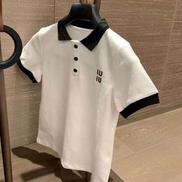 Spring Designer de moda Tshirt feminina camiseta letra de bordado gráfico de lapela de luva curta Blusa de luxo de luxo slim tops