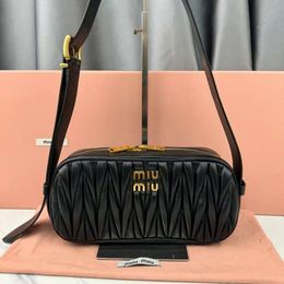 Дизайнерская сумка, распродажа, 2024, новая модная и модная сумка в западном стиле, сумка для подмышек, морщинистый широкий плечевой ремень для женщин