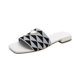 Designer bestickte Stoffrutschen Hausschuhe Sandalen Damen Metall Dreieck flach Mode Luxus Casual Slipper Plaid Outdoor Scuffs Schuhe