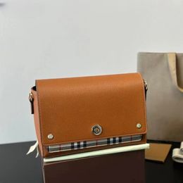 Designer-Umhängetasche, New Note-Umhängetaschen, breiter Schultergurt, Briefträgertasche, kleiner Rindsleder-Buchstabenaufkleber, eingraviertes Logo, glänzende Knopfgröße, 25 x 8,5 x 16 cm