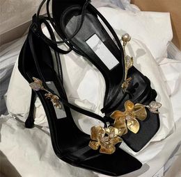 Seksi Yeni Metal Çiçek Sandalları Tasarımcının Mizaç Kare Baş Açık Toe Bir Çizgi Toka Kayışı Çok yönlü Kadınlar Tek Ayakkabı EU35-39