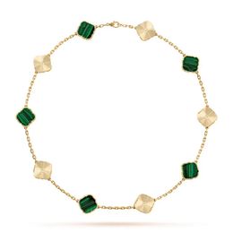 Kvinnlig smyckesdesigner halsband Anpassad hänge 18K Guldpläterad lyxklöver Flower Fashion Pendant Halsband bröllopsfest smycken gåvor fyra