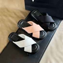 Высочайшее качество Классические модные тапочки на платформе с перекрестными шлепанцами летние с пряжкой с буквами Мюли на плоском каблуке сандалии пляжная обувь Роскошные дизайнерские шлепанцы для женщин
