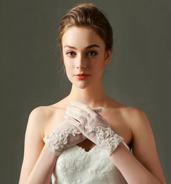 Short White Ivory Tulle Wedding Gloves Wrist Length Lace Appliqued Beaded Woman Bridal Party Sheer Gloves Guantes Transparentes8594377