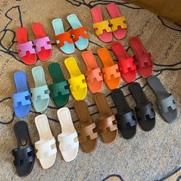 Designer-Sandalen für Damen, flache Slide-Slipper, Slider-Schuhe, Flip-Flops, Sommer, lässige Strandpantoffeln, echtes Leder, schwarz, braun, weiß, matte Flip-Flops mit Staubbeutel