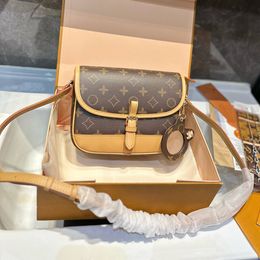 Luis Viton Bags 24ss Women Saddle Shoulde Diagonal Crossbody Bag for Ladies Luxury Designer Handbag Card Holder Outdoor Travel Wallet Messenger 22cm