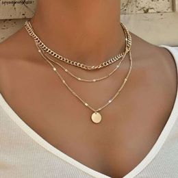 Modische mehrschichtige Halskette für Frauen mit minimalistischem Temperament und einer coolen und coolen runden Schlüsselbein-Halskette mit Anhänger aus Legierung