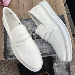 Weiße HBP Non-Brand gut aussehende Leder-Kleiderschuhe zum Hineinschlüpfen mit runder Zehenpartie, höhenvergrößernde Herren-Penny-Loafer