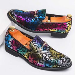 Sapatos de vestido extravagante sem marca HBP arco-íris superior colorido design formal deslizamento em venda quente masculino mocassim casual