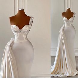 Gorgeous Mermaid 2024 Wedding Dresses Bridal Gown Pearls Beaded One Shoulder Satin Sweep Train Custom Made Beach Country Plus Size Vestido De Novia