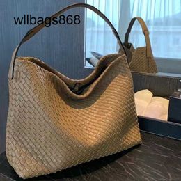 Handbags Cabat Mini Bag Bottegvenetas 2024 Knitted Handheld Shoulder Womens Versatile Large Capacity Bucket