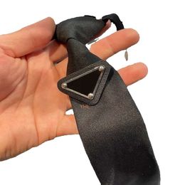 Prad Necktie S P Berverted Triangle 클래식 디자이너 타이 패션 가죽 넥 넥타이 남성용 패턴 편지 넥웨어 컬러 넥타이 4 색 gg