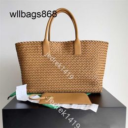 Handbags Cabat Bag Handwork Bottegvenetas Leather Weaving Soft Grade Lambskin Lai Basket Underarm High Capacity Sheepskin Shopping Designer Travel