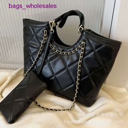 Light Luxury Autumn and Winter New Large Capacity Small Fragrant Wind Linggetote Bag Handheld Chain One Shoulder Womens