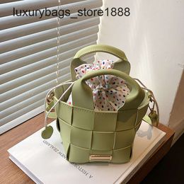 High quality fashion weave Vegetable basket womens bag woven drawstring bucket new handbag small single shoulder crossbody personality