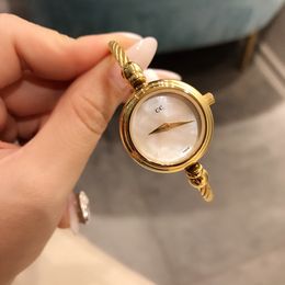 Goldene Armbanduhren für Herren, Designer-Mode, Buchstaben-Design, offenes Armband, verstellbare Uhren für Damen