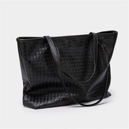 Shoulder Bags Womens Trendy Large Capacity Designer Handbags Tote Shopping Weaving Commuter One Underarm Shoppin Bag 240311