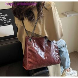 Oil Wax Leather Embroidered Thread Tote Bag for Womens Fashion Versatile Chain Wandering Trendy Large Capacity Commuting Single Shoulder Underarm