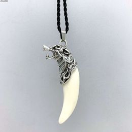 Inner Mongolia Wolf Teeth Pendant Mens Necklace Dominant and Trendy Personality Tibetan Mastiff Design Womens 1sq0