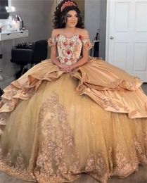 サテンセクシーなゴールドオフショルダーQuinceanera Dresses2024 Vestidos de 15 Anos Beadsアップリケスウィート16年ガールガウンプロムパーティードレス