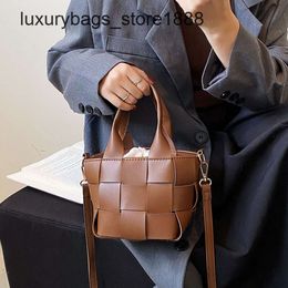 High quality fashion weave New Fashionable Korean Woven Womens Bag with Unique and Design Shoulder Autumn/Winter Diagonal Straddle Handbag