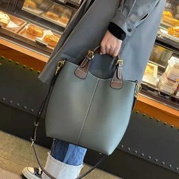 Shoulder Bags Women s 2024 New Genuine Leather Bag Fashionable Commuting Handbag Small and High End One Crossbody Bucket 240318