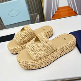 Designer chinelo triângulo palha tecer chinelo sandália plataforma chinelos designer mulher mens verão salto plano casual flip flops ao ar livre piscina sliders praia sapatos