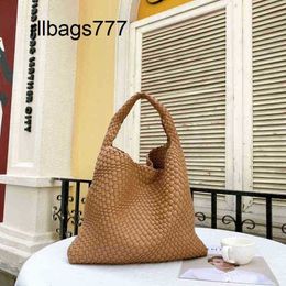 Handbag Bottegvenetas Cabat Bags Designer 2024 Woven Vegetable Basket Leisure Shopping Tot Big Net Red Belt Payment Portable Single Shoulder Hot