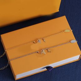 Elegante Designer Charme Pulseiras Crytal Clover Carta Pingente para Mulheres 18K Ouro Prata Banhado Corrente Pulseira Cuff Bangle Jóias de Casamento Presente do Dia dos Namorados