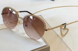 Luxury 4242 Sunglasses Charming Hanging Chain Silver Grey 2019 Blogger Sun Glasses Women Designer Sunglasses Shades New with Box9285290