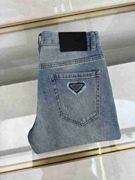 Jeans da uomo firmati High Luxury Triangle Label Jeans azzurri per uomo 2024 Primavera / Estate New Man Moda casual Pantaloni slim fit Pantaloni popolari
