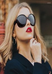 Sunglasses Eyeezi Luxury Woman Eyepieces Designer Vintage Polarised Women Trends Copy Brand Lenses For Girls Brazil9246156