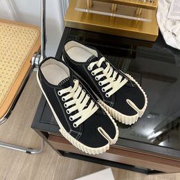 Casual canvas shoes men women Split-toe shoes lace-up Black white brown Graffiti upper Designer foam runner flat trainer Outdoor sneakers