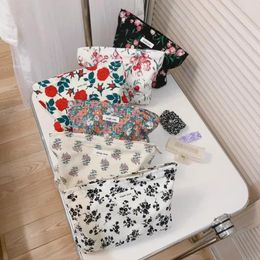 Cosmetic Bags Travel Large Capacity Skincare Toiletries Organizer Women Daily Makeup Bag Pouch Retro Floral Printed Clutch