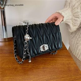 Cheap Wholesale Limited Clearance 50% Discount Handbag Zhuotian Hot Selling Classic Three Dimensional Stripe Chain Small Lock Single Shoulder Cross Commuter Bag