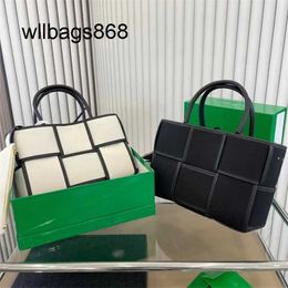 Handbags Handle Bottegvenetas Arco Top Womens Mini Candy Bag Luxurys Purse and Clutch Genuine Leather Shopper Mens Weave Cross Body Shoulder Designer Travel Bags