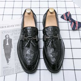 Mocassins com borlas de design de crocodilo da moda sem marca superior HBP deslizam em sapatos de couro formais para homens