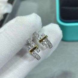 Designer Tiffancy Earring Colorful Half Diamond Cross örhängen Ny Lockv Gold Electropated 18k Gold Advanced Precision Inbäddning av ljus lyxstil örhängen