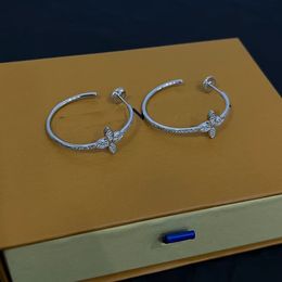 Luxuriöser Top-Designer-G7-Knorpel-Ohrring, Helix-Piercing-Schmuck, kleine Ohrstecker, Kleeblatt, Schmetterling, Weißgold vergoldet – ideales Geschenk für Frauen und Mädchen