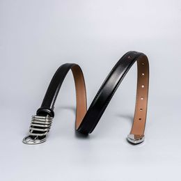 Cinto de couro de duas camadas com fivela de agulha brilhante preta, cinto feminino de metal versátil, legal e moderno estilo de rua 240315